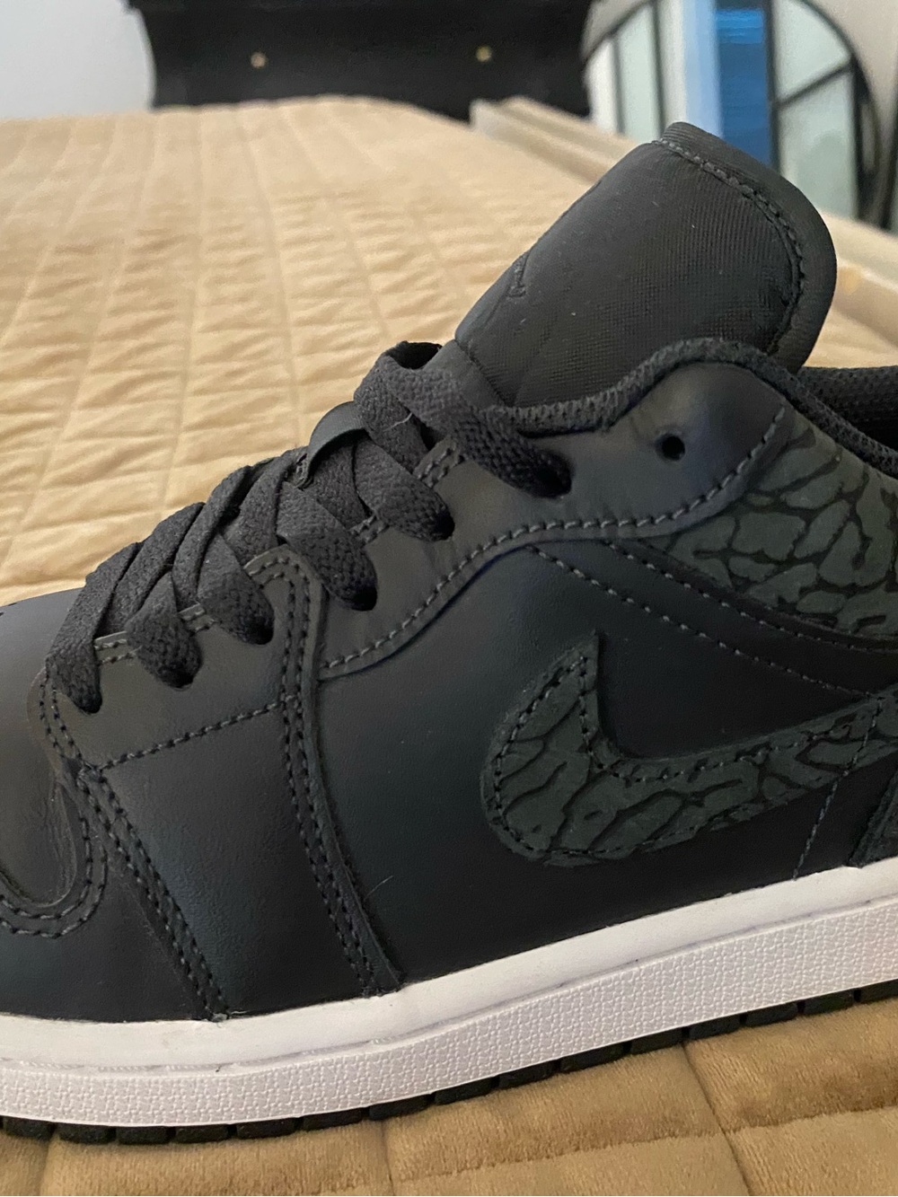 Unisex Nike Jordan Low SE in off noir/black-white-black